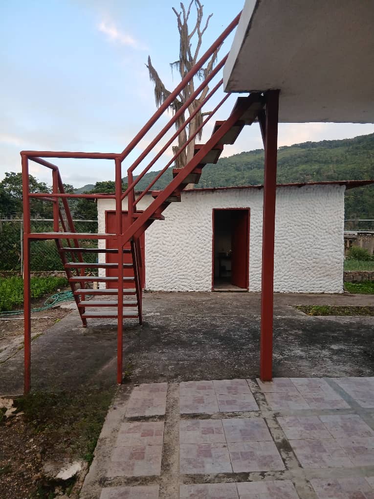 En Caripe, se vende casa con mini-apto.