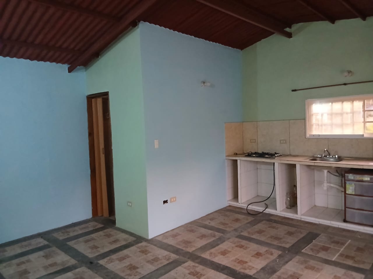 En Caripe, se vende casa con mini-apto.