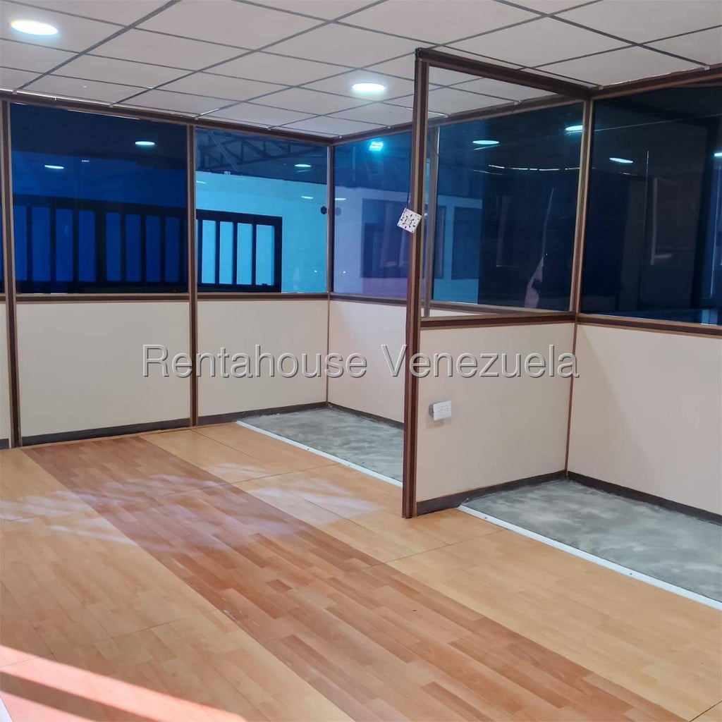 Galpón en Alquiler Av. Lisandro Alvarado Valencia, SÓLO PARA CLIENTES DIRECTOS  Tu Operación Merece Espacio, Visibilidad y Ubicación Estratégica 26-8511