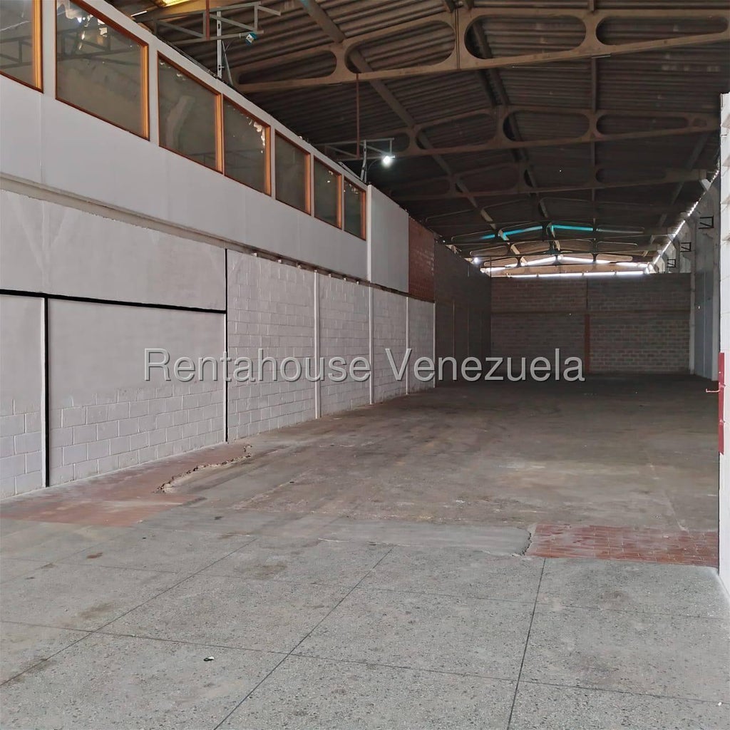 Galpón en Alquiler Av. Lisandro Alvarado Valencia, SÓLO PARA CLIENTES DIRECTOS  Tu Operación Merece Espacio, Visibilidad y Ubicación Estratégica 26-8511