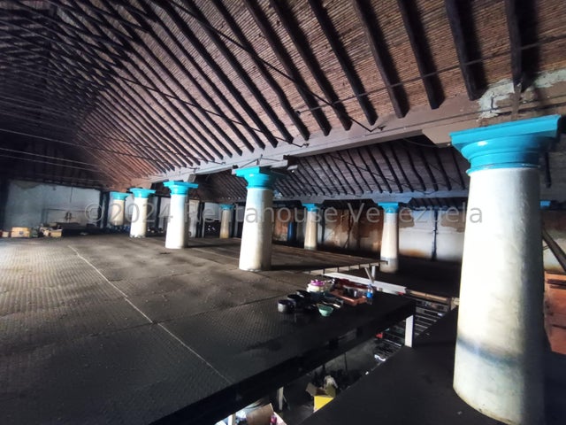 En el Centro de Valencia en venta  Ubicado en Valencia Carabobo 24-17854 ELOISA MEJIA
