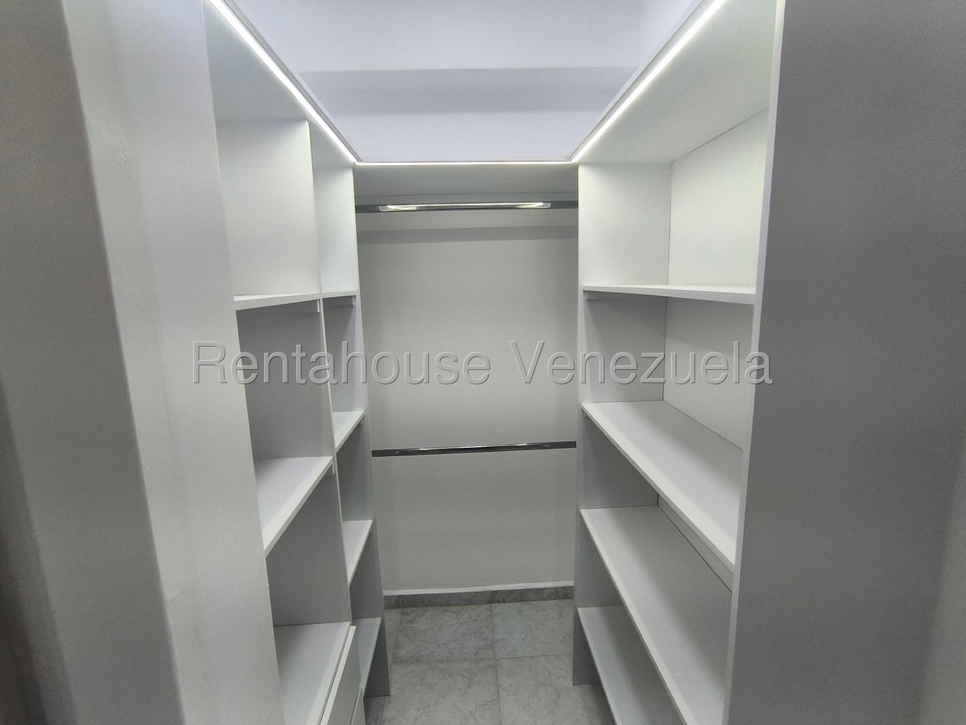 Hermoso apartamento, con una vista hermosa,  prácticamente nuevo, listo para firmar y hacerlo tu hogar ideal... Ubicado Areka Suites Manantial, Naguanagua.