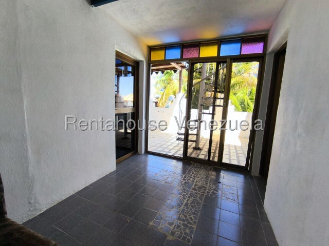 Complejo turistico en venta ubicado en Playa Sur Tucacas 26-16978