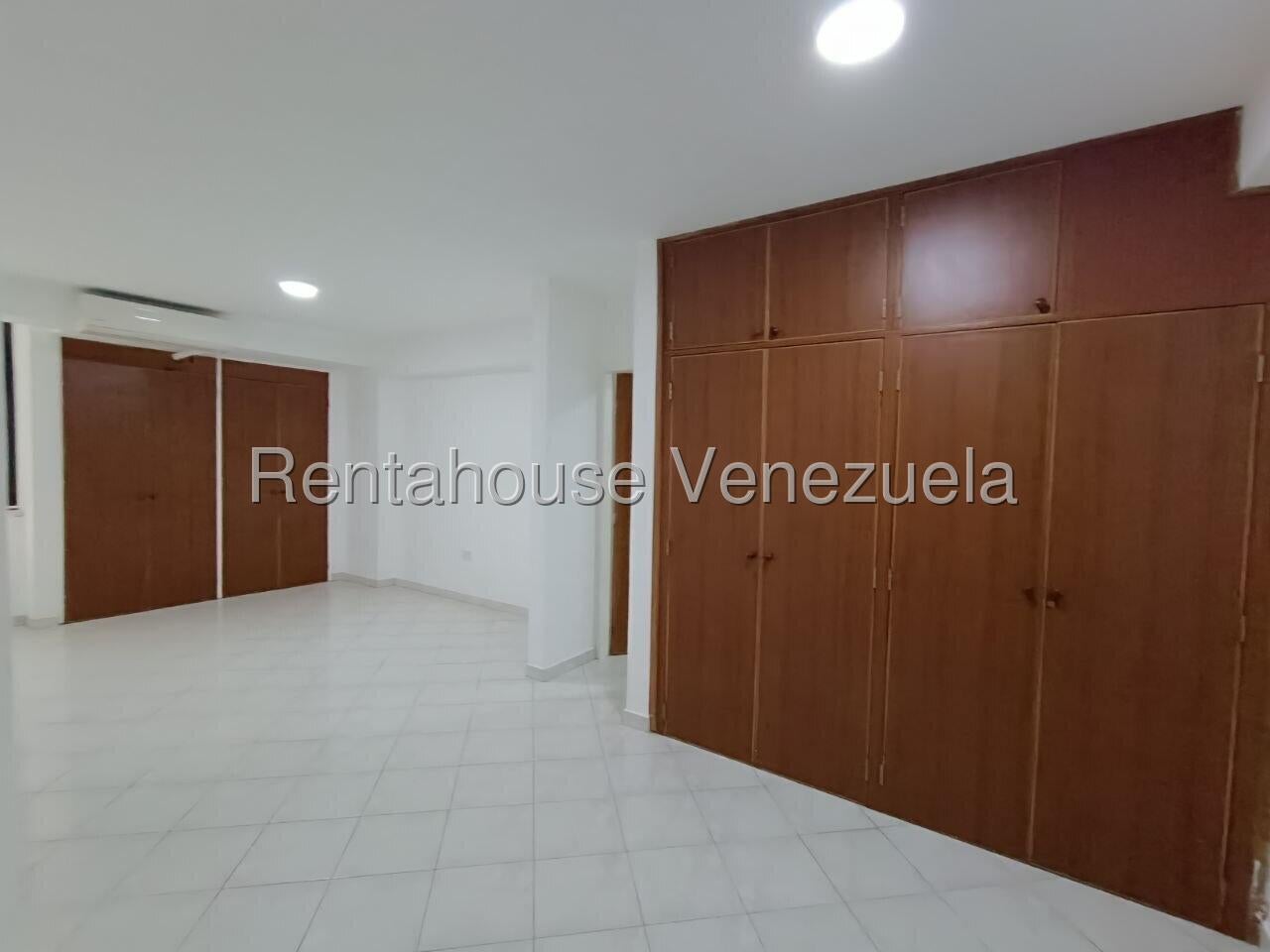 Penthouse en alquiler frente al centro comercial Sambil en Naguanagua Carabobo con Planta Electrica y Pozo de Agua Penthouse 