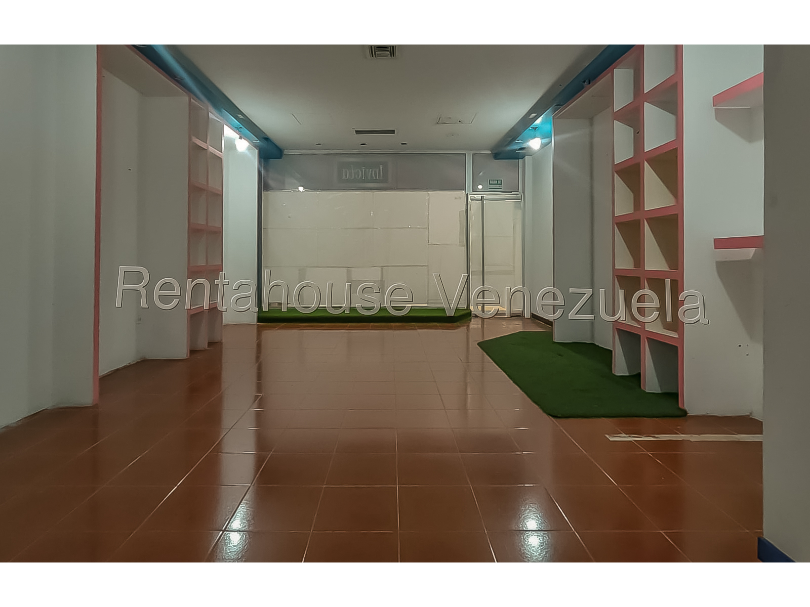 Local Comercial en venta CCR Las Virtudes, Punto Fijo - Falcon. 26-18017