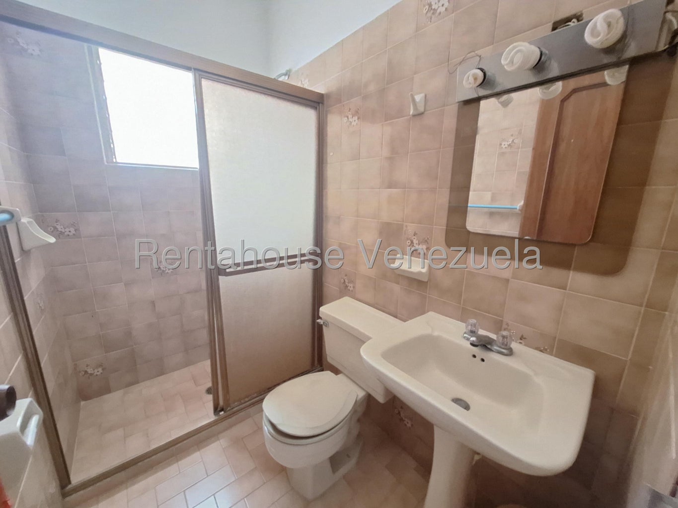 Casa en venta con planta electrica ubicada en prebo valencia 22-10437