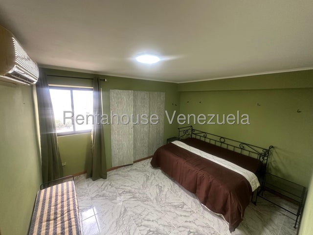 Agradable Apartamento en piso 15 En venta ubicado en El Parral Valencia 26-18144