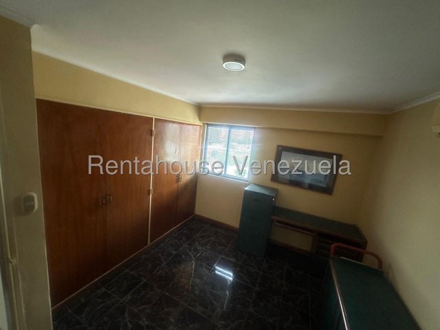 Agradable Apartamento en piso 15 En venta ubicado en El Parral Valencia 26-18144