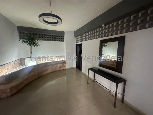 Agradable Apartamento en piso 15 En venta ubicado en El Parral Valencia 26-18144