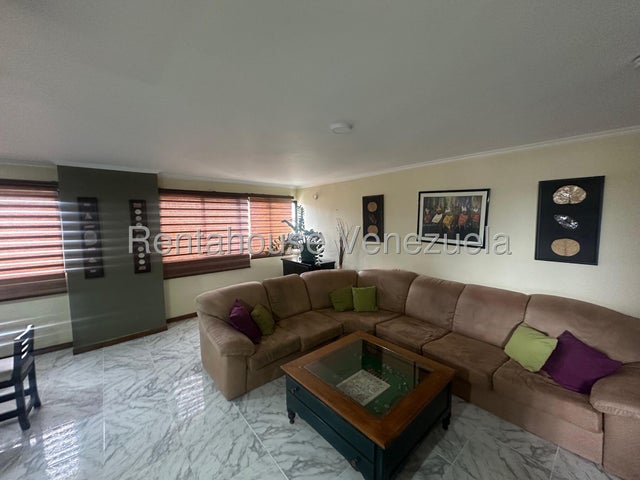 Agradable Apartamento en piso 15 En venta ubicado en El Parral Valencia 26-18144