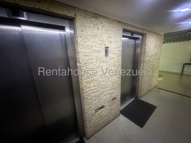 Agradable Apartamento en piso 15 En venta ubicado en El Parral Valencia 26-18144