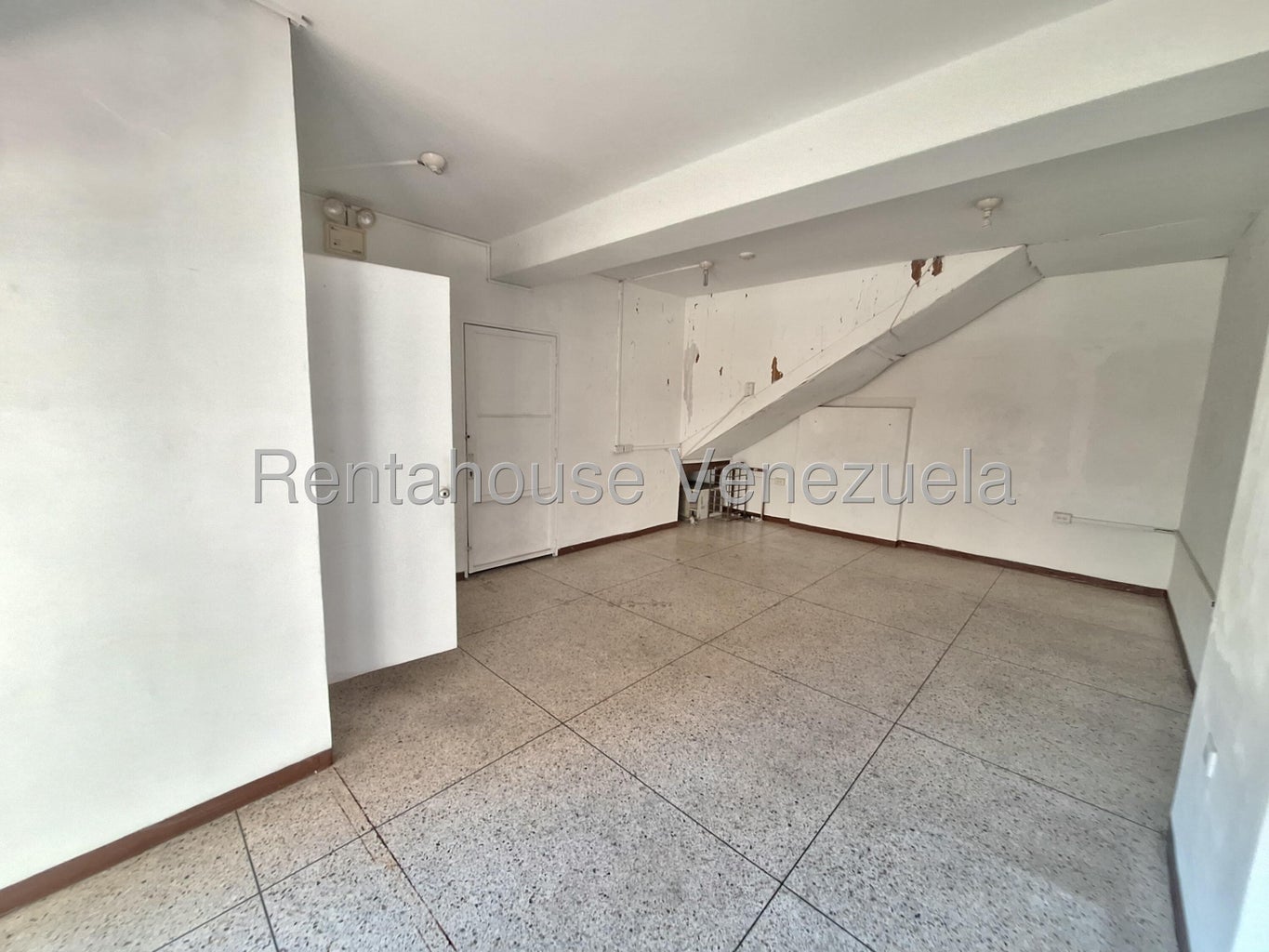 Local comercial en alquiler ubicado en Los Colorados Valencia Carabobo codigo 26-18400