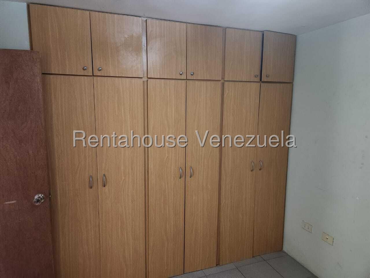 Acogedor apartamento equipado y semi amoblado en urbanización Paraparal, Parque Residencial RIO CINARUCO. Listo para hacerlo tu hogar ideal.