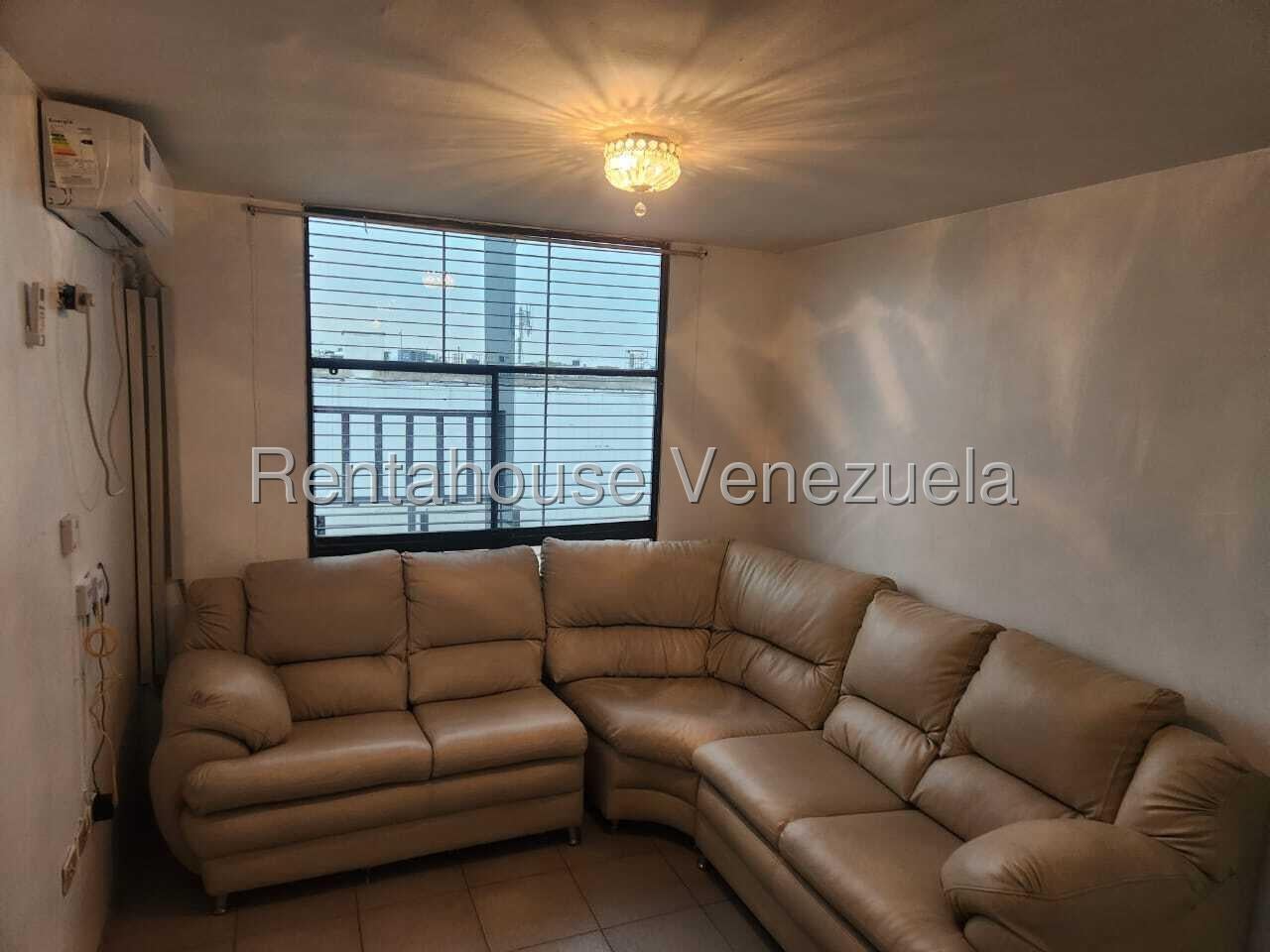 Acogedor apartamento equipado y semi amoblado en urbanización Paraparal, Parque Residencial RIO CINARUCO. Listo para hacerlo tu hogar ideal.