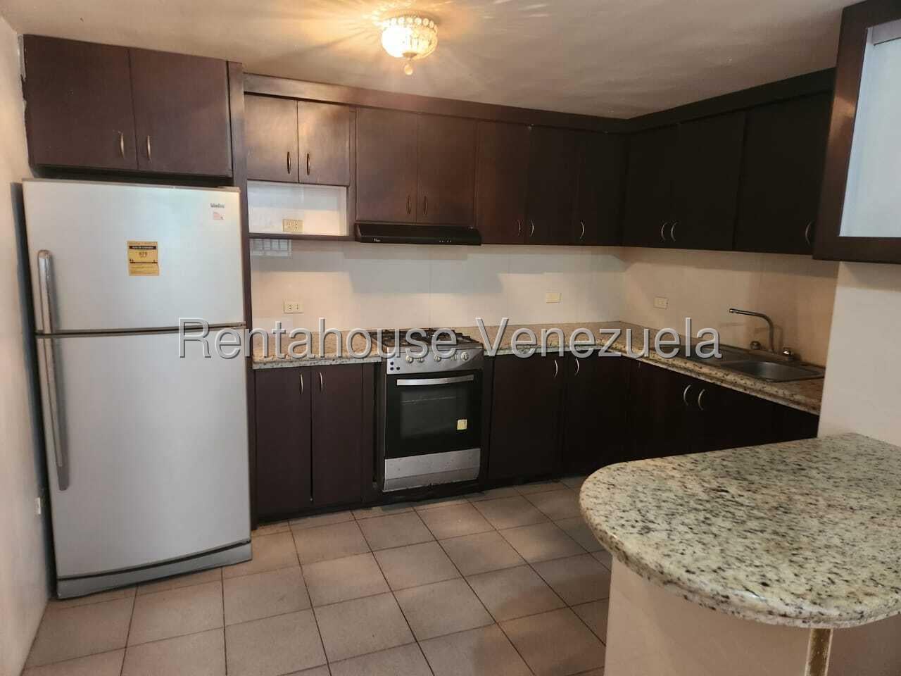 Acogedor apartamento equipado y semi amoblado en urbanización Paraparal, Parque Residencial RIO CINARUCO. Listo para hacerlo tu hogar ideal.