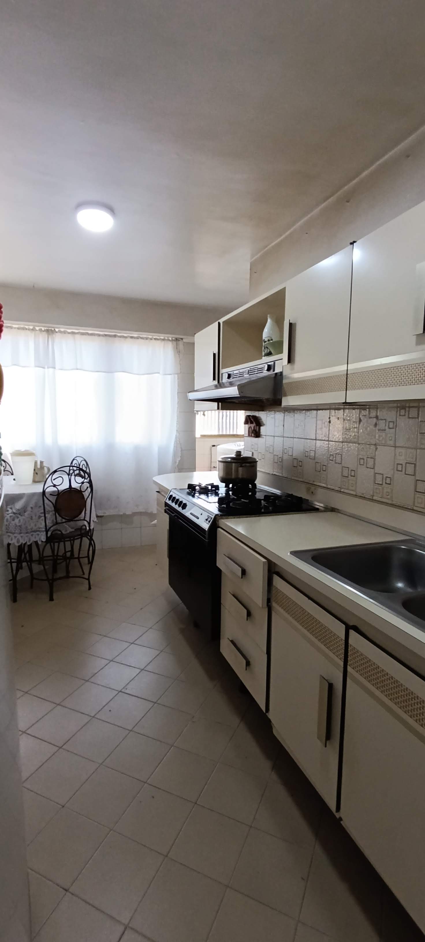 ALQUILO APARTAMENTO EN LA URBINA