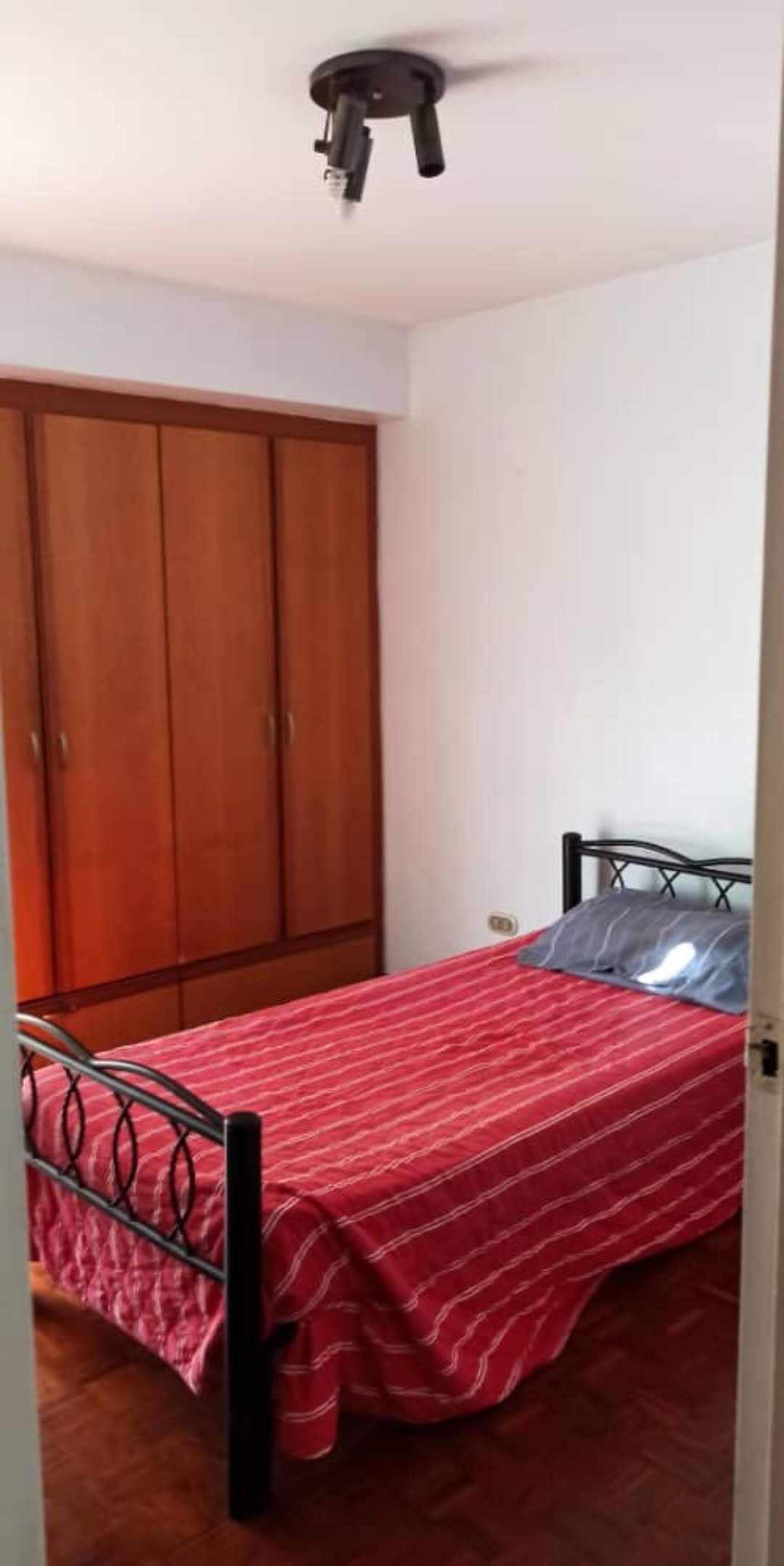 ALQUILO APARTAMENTO EN LA URBINA