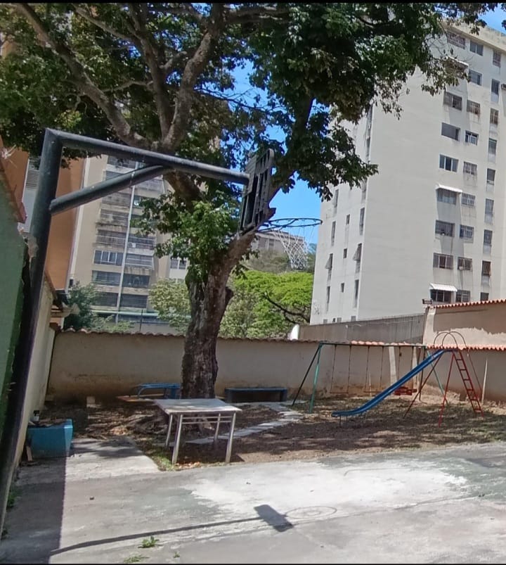 ALQUILO APARTAMENTO EN LA URBINA
