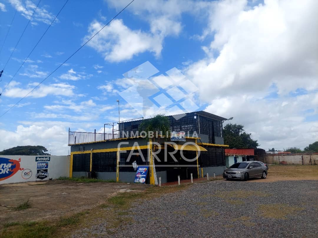 INMOBILIARIA FARRO VENDE GALPON COMERCIAL CON AMPLIO TERRENO 