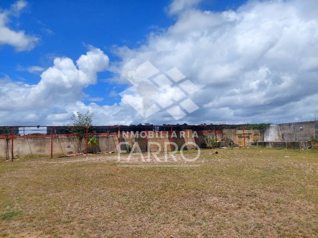 INMOBILIARIA FARRO VENDE GALPON COMERCIAL CON AMPLIO TERRENO 
