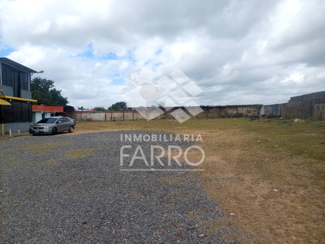INMOBILIARIA FARRO VENDE GALPON COMERCIAL CON AMPLIO TERRENO 