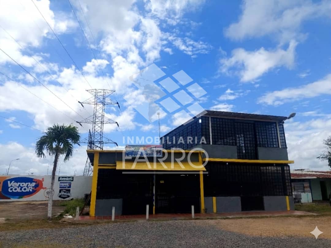 INMOBILIARIA FARRO VENDE GALPON COMERCIAL CON AMPLIO TERRENO 