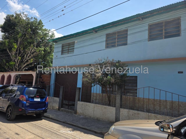 Amplia Casa en venta ubicada en agua blanca Valencia Carabobo codigo 26-14117