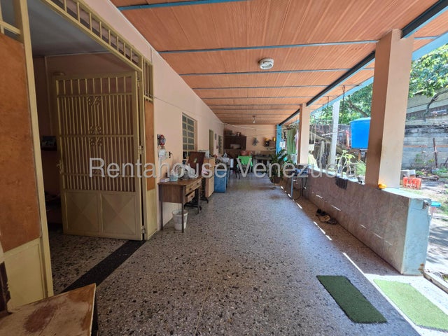 Amplia Casa en venta ubicada en agua blanca Valencia Carabobo codigo 26-14117