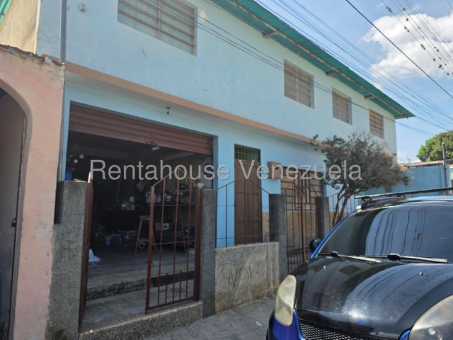 Amplia Casa en venta ubicada en agua blanca Valencia Carabobo codigo 26-14117