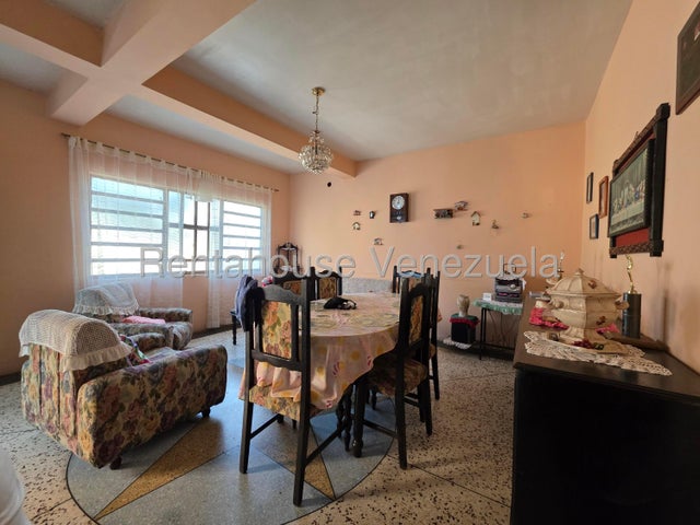 Amplia Casa en venta ubicada en agua blanca Valencia Carabobo codigo 26-14117