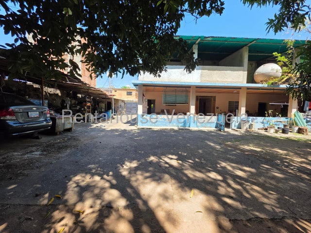 Amplia Casa en venta ubicada en agua blanca Valencia Carabobo codigo 26-14117