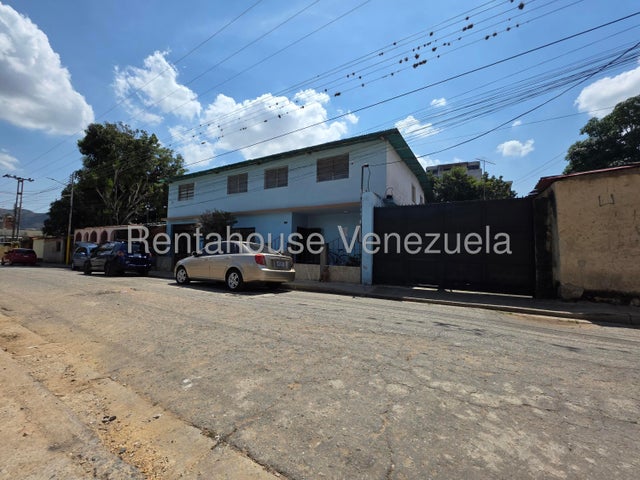 Amplia Casa en venta ubicada en agua blanca Valencia Carabobo codigo 26-14117