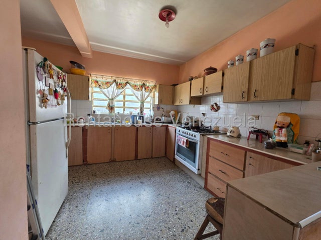 Amplia Casa en venta ubicada en agua blanca Valencia Carabobo codigo 26-14117
