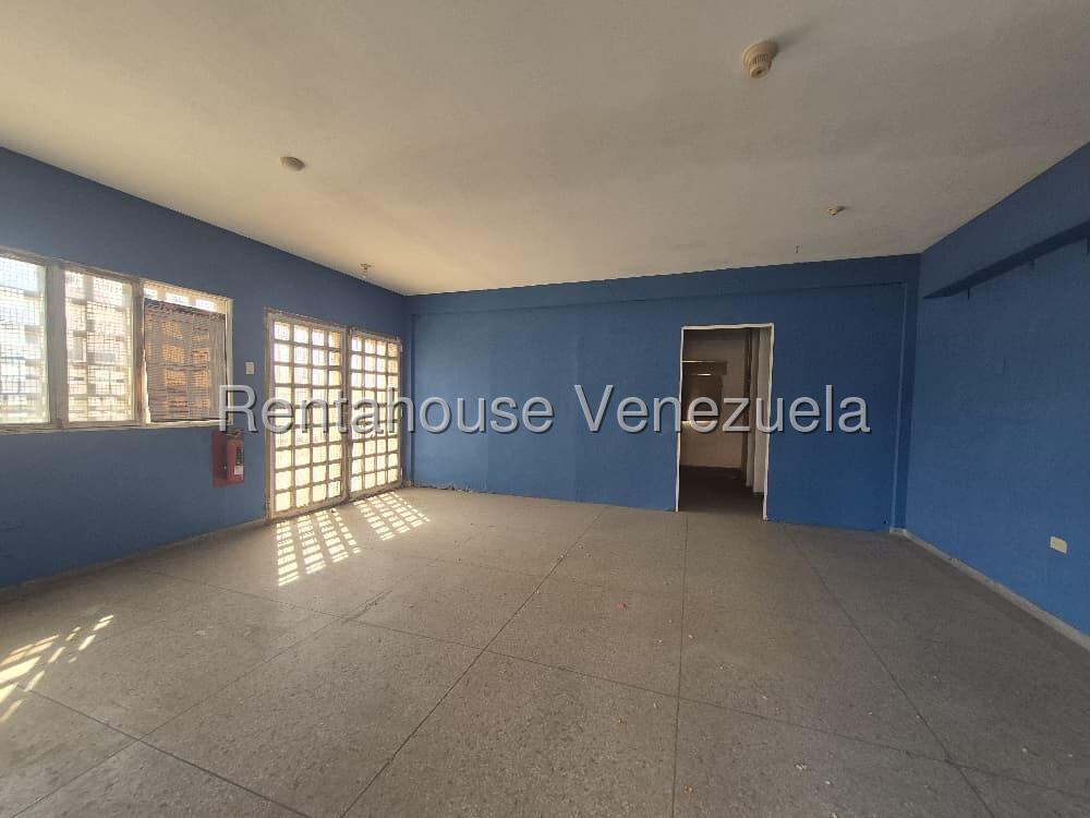 Edificio en Punto Fijo, Estado Falcón. Sector Santa Irene. 26-13978