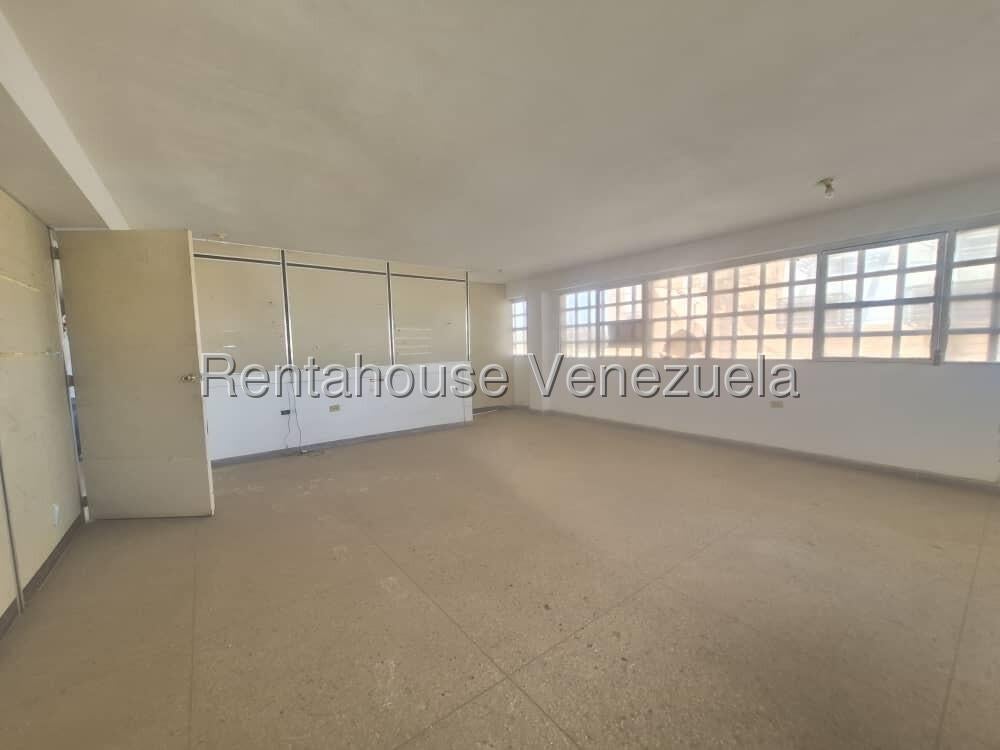 Edificio en Punto Fijo, Estado Falcón. Sector Santa Irene. 26-13978