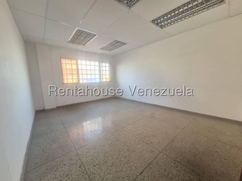 Edificio en Punto Fijo, Estado Falcón. Sector Santa Irene. 26-13978