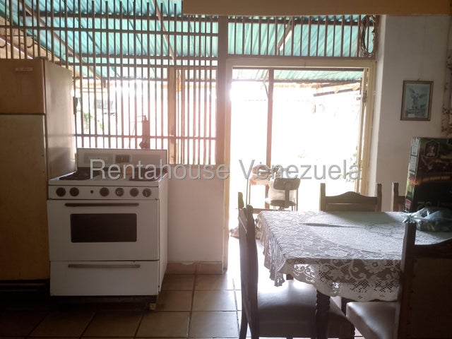 Amplia Casa en venta ubicada en Av Bolivar Sur valencia carabobo codigo 26-4484