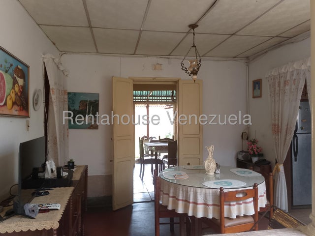 Amplia Casa en venta ubicada en Av Bolivar Sur valencia carabobo codigo 26-4484