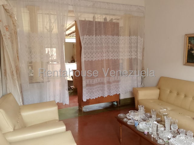 Amplia Casa en venta ubicada en Av Bolivar Sur valencia carabobo codigo 26-4484