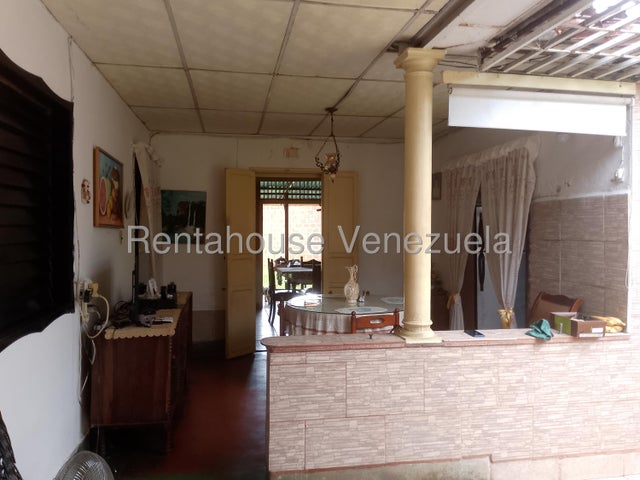 Amplia Casa en venta ubicada en Av Bolivar Sur valencia carabobo codigo 26-4484
