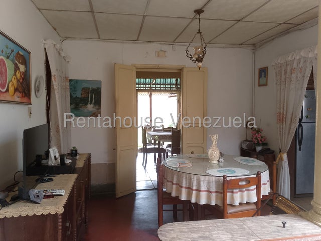 Amplia Casa en venta ubicada en Av Bolivar Sur valencia carabobo codigo 26-4484