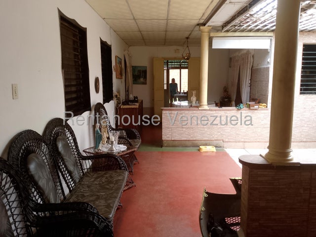 Amplia Casa en venta ubicada en Av Bolivar Sur valencia carabobo codigo 26-4484