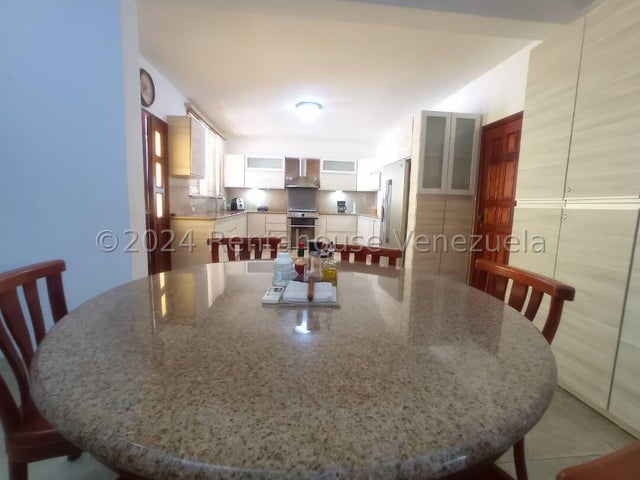 En Guaparo Casa con pozo de agua y planta electrica en venta ubicada en valencia carabobo codigo 24-18638
