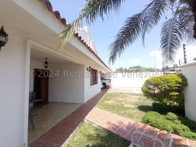 En Guaparo Casa con pozo de agua y planta electrica en venta ubicada en valencia carabobo codigo 24-18638