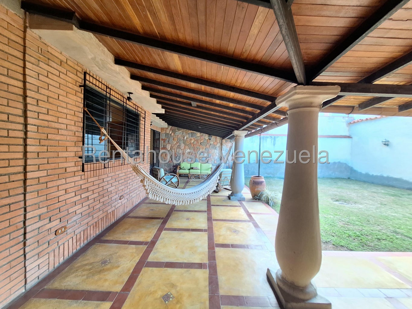 Amplia casa en venta ubicada en el parral valencia carabobo codigo 26-17631 