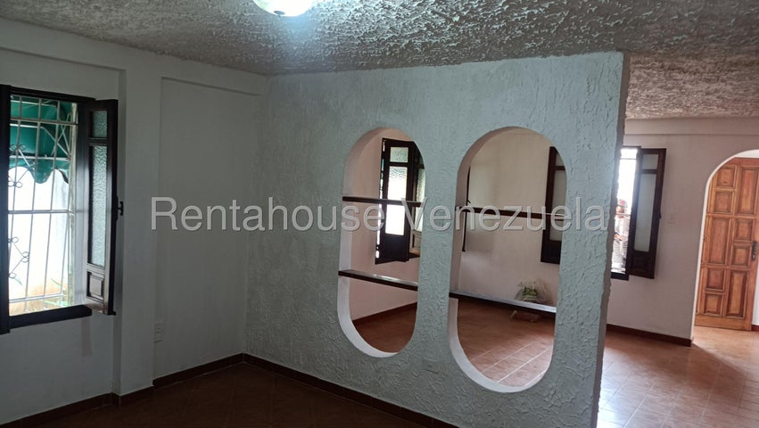 Amplia Casa en venta en La Trigaleña  Valencia Carabobo 26-226