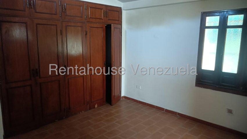 Amplia Casa en venta en La Trigaleña  Valencia Carabobo 26-226
