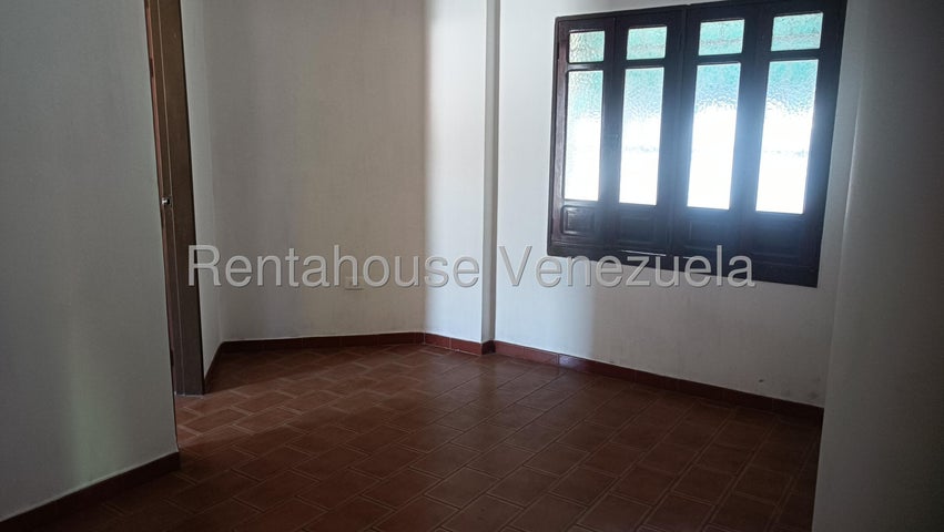 Amplia Casa en venta en La Trigaleña  Valencia Carabobo 26-226