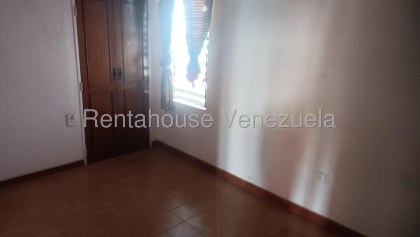 Amplia Casa en venta en La Trigaleña  Valencia Carabobo 26-226