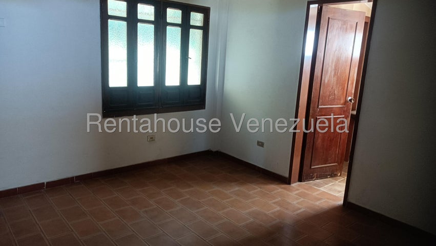 Amplia Casa en venta en La Trigaleña  Valencia Carabobo 26-226